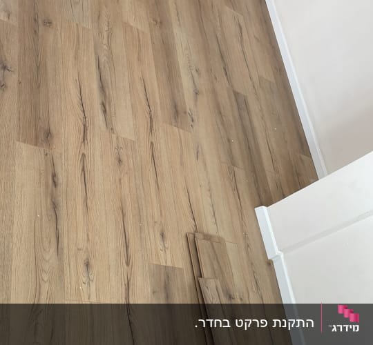 רצפת פרקט עץ בהירה עם לוחות נוספים בצד